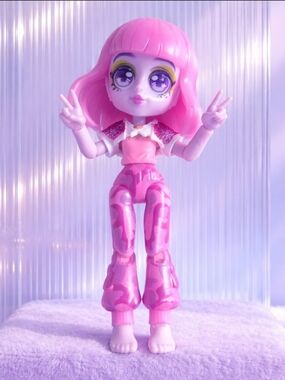 Capsule Chix fashionable android doll from the HoloGlow collection